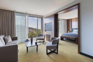 Suite with Mountain View room in The Lynx Mountain Resort