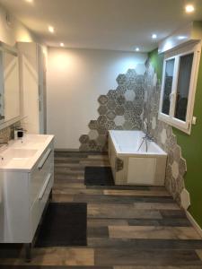 Maisons de vacances La Ruine Single-family House with Hot Tub : photos des chambres
