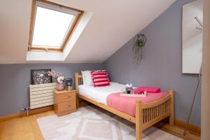 Luxury 5-Bed Penthouse with Free Parking & Views