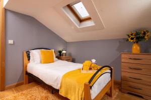 Luxury 5-Bed Penthouse with Free Parking & Views