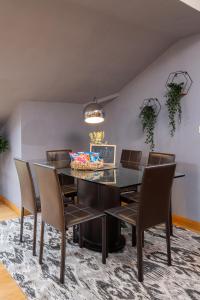 Luxury 5-Bed Penthouse with Free Parking & Views