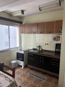 PRAIA GRANDE-Ocian 10 pessoas Pé na areia