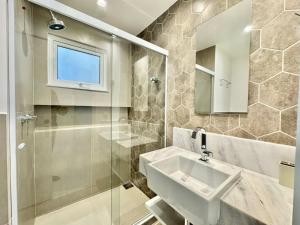 Super quarto sala com cama KING SIZE em Ipanema