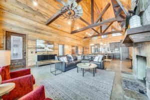 Hot Tub and Game Room Spacious Cabin in Broken Bow!