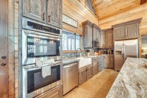 Hot Tub and Game Room Spacious Cabin in Broken Bow!