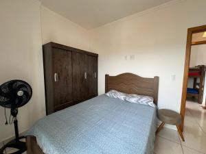 Apto 3 quadras da Praia Aviação, varanda com churrasqueira, 2 quartos, 2 banheiros, estacionamento