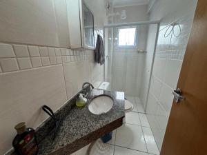 Apto 3 quadras da Praia Aviação, varanda com churrasqueira, 2 quartos, 2 banheiros, estacionamento