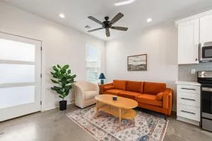 Swamp House Luxury Amenities Chic New 65 inch TV - 新伊比利亚