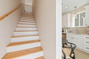 Swamp House Luxury Amenities Chic New 65 inch TV