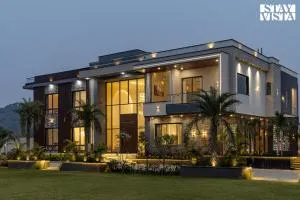 StayVista at Priana - A luxury Pool Villa with Jacuzzi & Gym - Chaumu