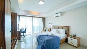 Big and Comfy Studio at Kemang Village Apartment By Travelio