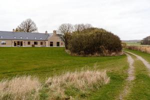Communal Dining And Nature Near Jernhatten