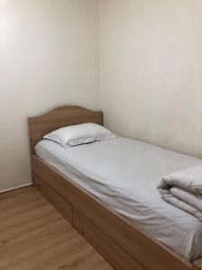 Moagi Stay Geranium - Netflix Ready! at Bassura City Apartment