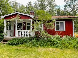 Charming Småland Holiday Home Near Lake Mien - 3hvězdičkové hotely ve městě Urshult