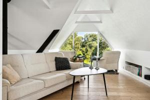 Timber-Framed With Bright And Idyllic Garden