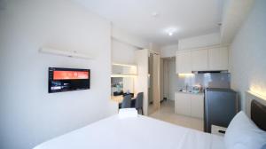 Nice and Modern Studio at Benson Supermall Mansion Apartment By Travelio