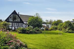 Timber-Framed With Bright And Idyllic Garden
