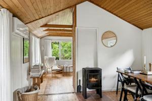 60S House In A Flower-Rich Garden In Kulhuse