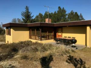 The Yellow House 200 Metres From The Beach