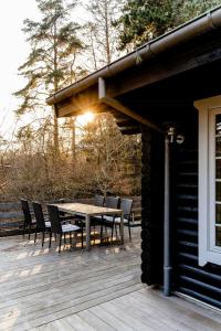 Cozy Times In Log House Amongst Trees