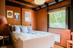 60S Cabin With Vintage Finds And Wild Surroundings