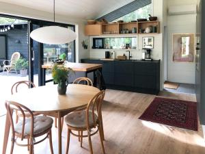 Elegant New Cottage On Quiet Woodland Site - 3-star hotels in Nykøbing Sjælland