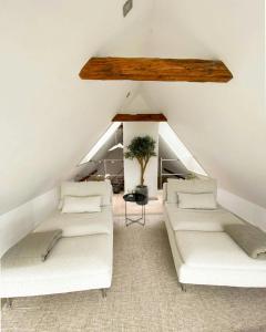 Farmhouse With Bath And Field View