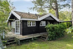 Wooden House With Nostalgia Near Beach