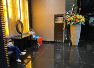 Cosmo Nest Air Skyline One BR Makati 2270 Gym Swim Park 300 Mbps