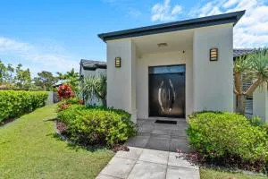Burleigh Bliss Waterside Escape with Pool - Burleigh Waters