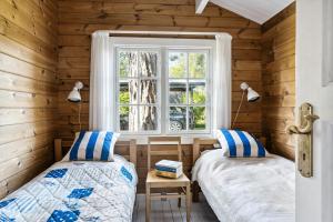 Wooden House With Nostalgia Near Beach