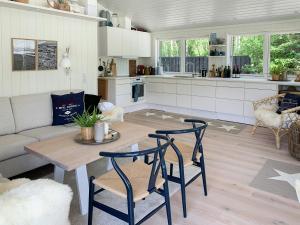 Relax In This Bright Holiday Home On Læsø - 3hvězdičkové hotely ve městě Læsø