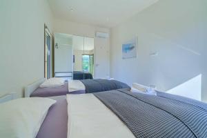 NEW Villa Pine Haven , Private Heated Pool Sleeps 8, Tranquil Retreat