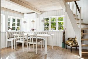 Timber-Framed With Bright And Idyllic Garden