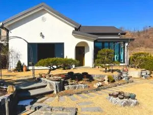 Sarah's Small Garden - Yesan