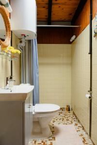 60S Cabin With Vintage Finds And Wild Surroundings