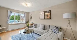 Spacious 3-Bed Home Near M1, Sky TV & Netflix Included 2x Parking Spaces Garden Fast Wifi Contractors Travellers Relocators Leisure Welcome - Hardingstone