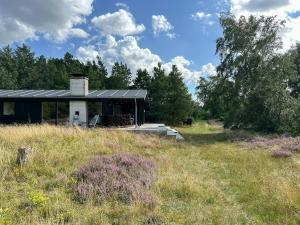 Home With Large Plot Near Family-Friendly Beach