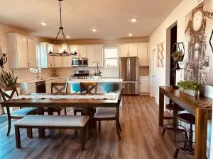 Relaxing 3Bed 2Full Bath Home Based in Quiet Area - West Bend