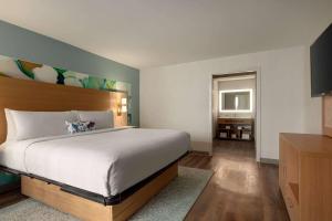 King Suite with Pool View - Non-Smoking room in Howard Johnson by Wyndham Atlanta Airport