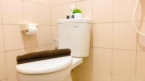 Good Place and Tidy Studio Tifolia Apartment By Travelio