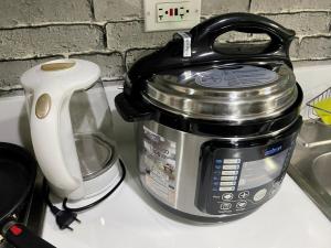 Makati Ayala luxury Stylish Uncle Sam condo Gym Swim Park 300 Mb 2641