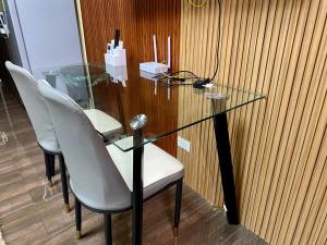 Makati Ayala luxury Stylish Uncle Sam condo Gym Swim Park 300 Mb 2641