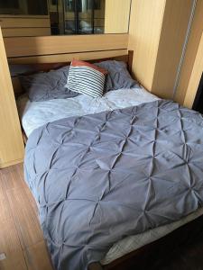 Makati Ayala luxury Stylish Uncle Sam condo Gym Swim Park 300 Mb 2641