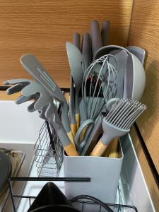 Makati Ayala luxury Stylish Uncle Sam condo Gym Swim Park 300 Mb 2641