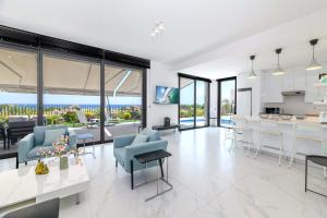 By The Beach - Emerald Seaview Villa