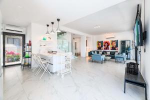 By The Beach - Emerald Seaview Villa