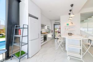 By The Beach - Emerald Seaview Villa