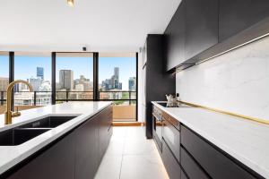 Luxury Large 2 Bedroom Apartment Panoramic City Views!