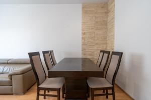 Spodek 2-Bedroom Apartment by BookingHost